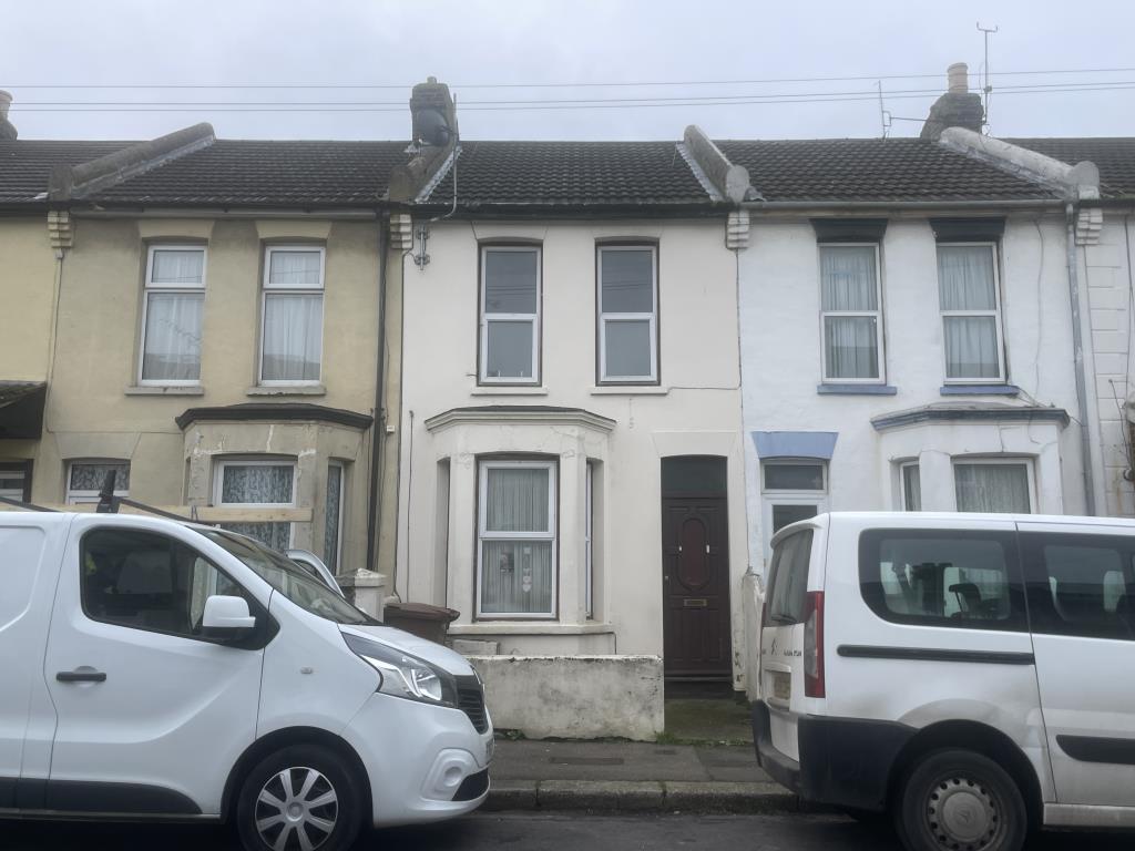Lot: 109 - PAIR OF FLATS FOR IMPROVEMENT AND INVESTMENT - Front view of pair of flats